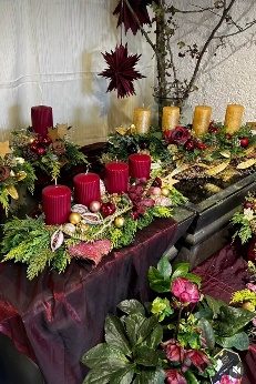 Weihnachtliches Gesteck von Blumen Sch&auml;fer